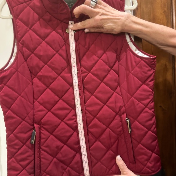 ARIAT Women's Woodside Quilted Red Button Vest - Picture 4 of 5